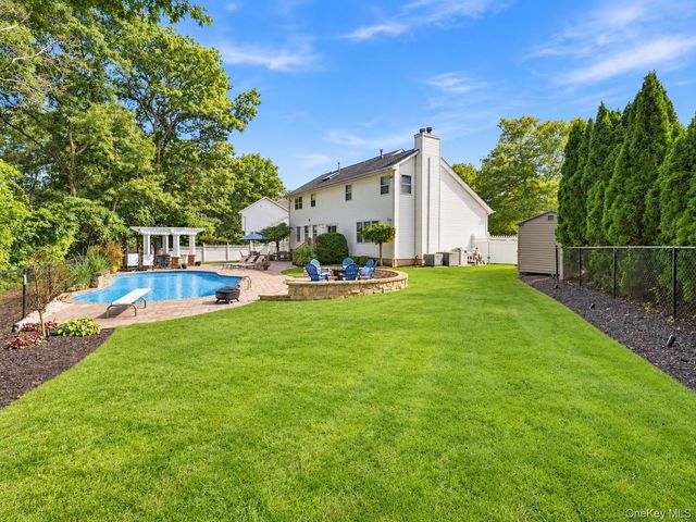 5 Aspatuck Court, Commack, NY 11725