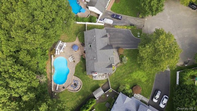 5 Aspatuck Court, Commack, NY 11725