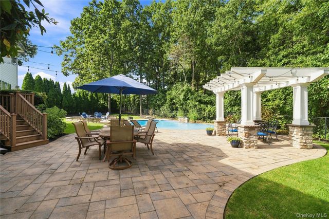 5 Aspatuck Court, Commack, NY 11725