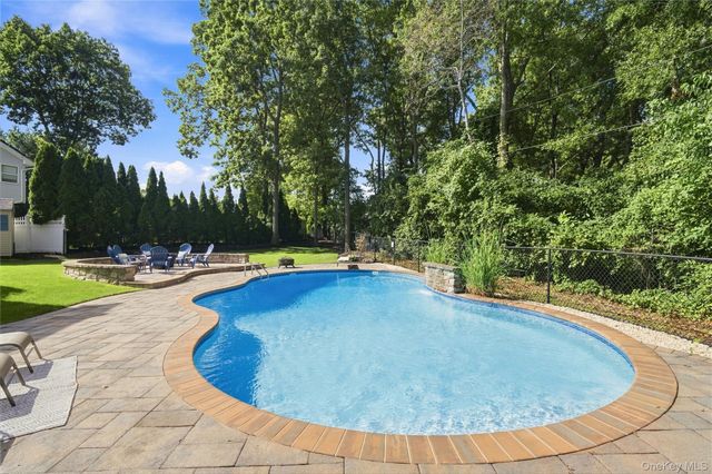 5 Aspatuck Court, Commack, NY 11725