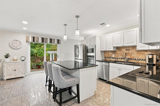 5 Aspatuck Court, Commack, NY 11725