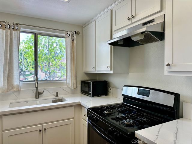 1123 W Sierra Madre 4, Azusa, CA 91702