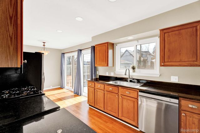 1560 E Lincoln Street, Birmingham, MI 48009