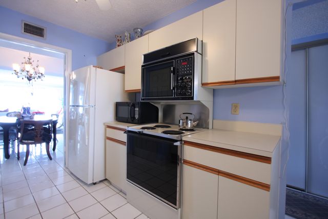 6768 N 10th Avenue N 303, Lake Worth, FL 33467