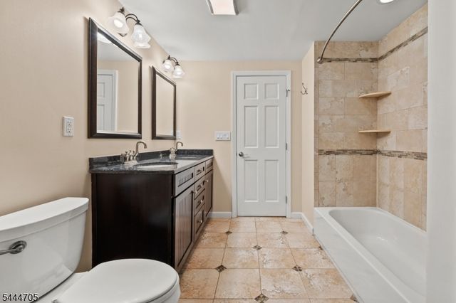 54 Chestnut Ave, Park Ridge Boro, NJ 07656