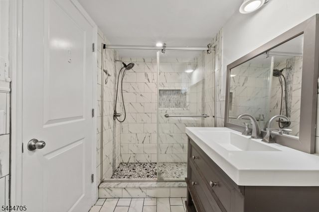 54 Chestnut Ave, Park Ridge Boro, NJ 07656