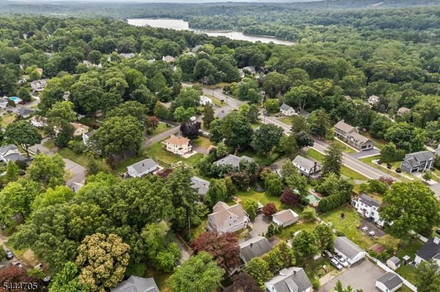 54 Chestnut Ave, Park Ridge Boro, NJ 07656