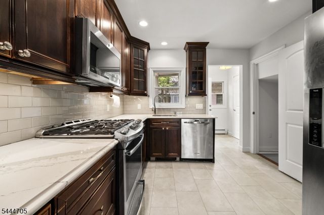 54 Chestnut Ave, Park Ridge Boro, NJ 07656