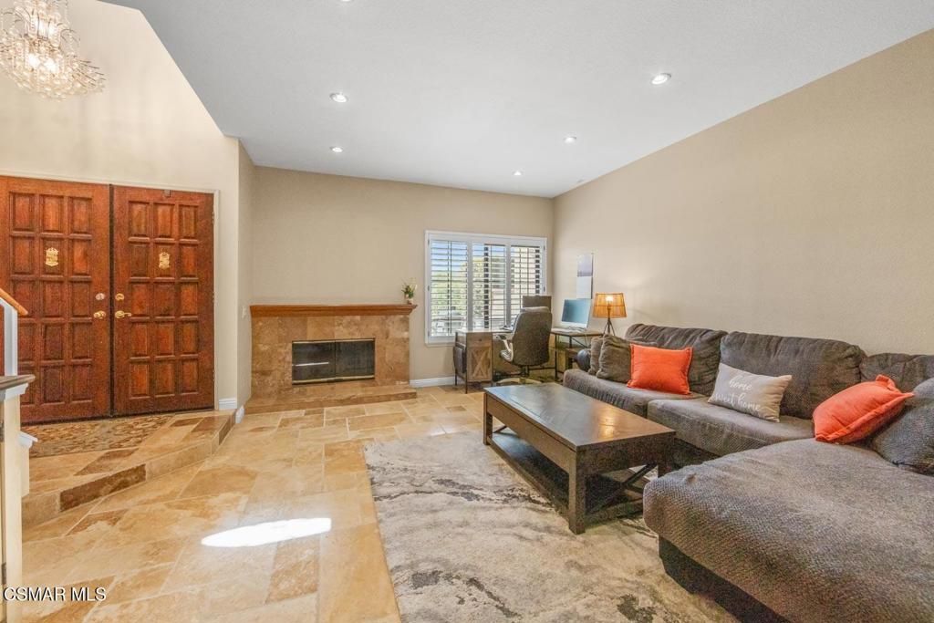 Image 10 of property listing at 236 Country Club Drive B, Simi Valley, CA 93065