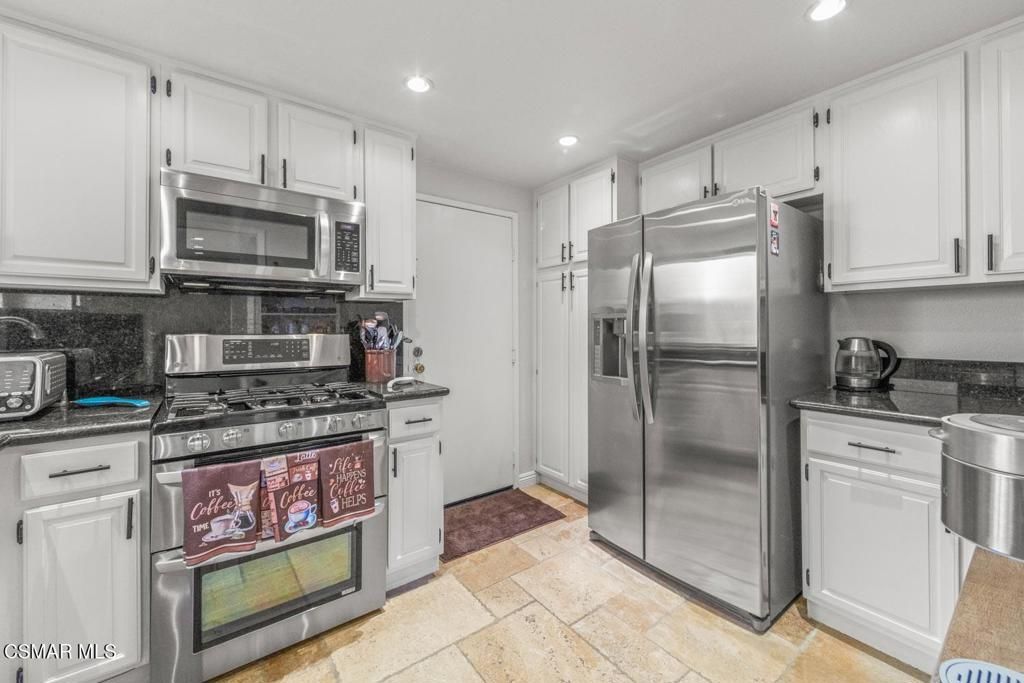 Image 12 of property listing at 236 Country Club Drive B, Simi Valley, CA 93065