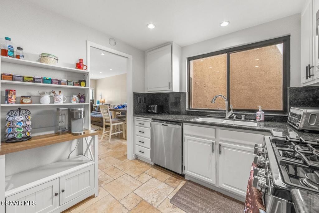 Image 13 of property listing at 236 Country Club Drive B, Simi Valley, CA 93065