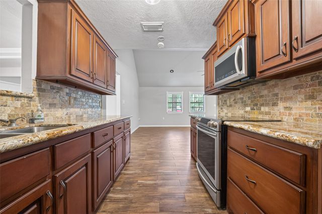 1007 W Cedar River Road, Conroe, TX 77316