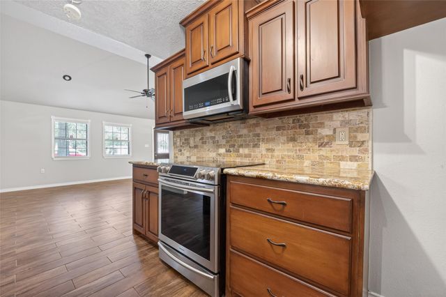 1007 W Cedar River Road, Conroe, TX 77316