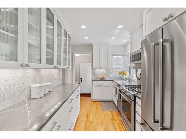 8175 Sw FAIRWAY Dr, Portland, OR 97225