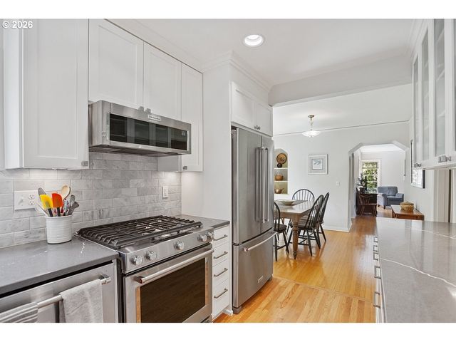 8175 Sw FAIRWAY Dr, Portland, OR 97225