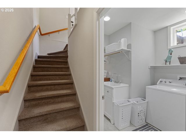 8175 Sw FAIRWAY Dr, Portland, OR 97225