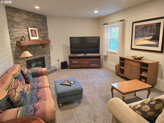 8175 Sw FAIRWAY Dr, Portland, OR 97225