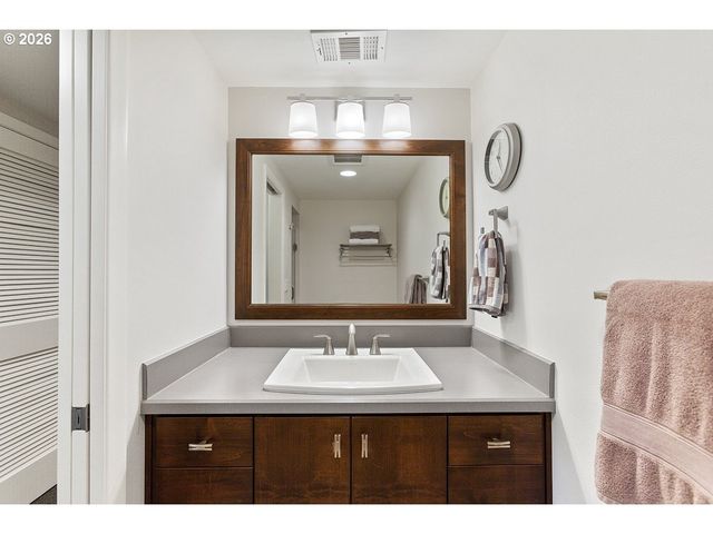 8175 Sw FAIRWAY Dr, Portland, OR 97225