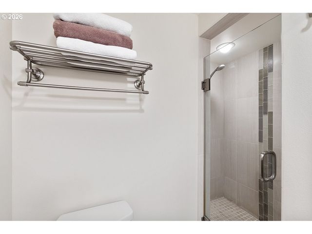 8175 Sw FAIRWAY Dr, Portland, OR 97225