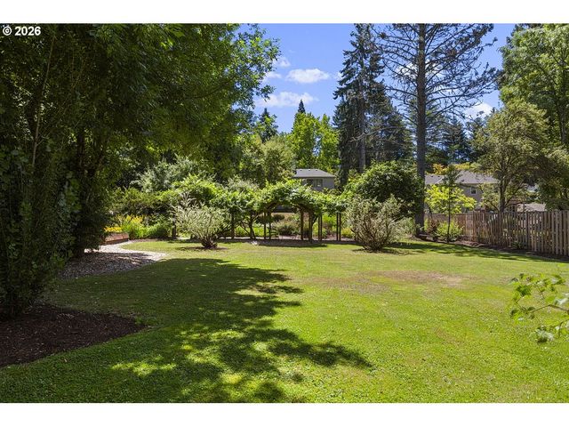 8175 Sw FAIRWAY Dr, Portland, OR 97225