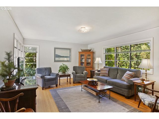 8175 Sw FAIRWAY Dr, Portland, OR 97225