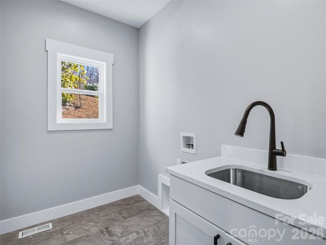 177 Shadow Run Road, Hendersonville, NC 28792