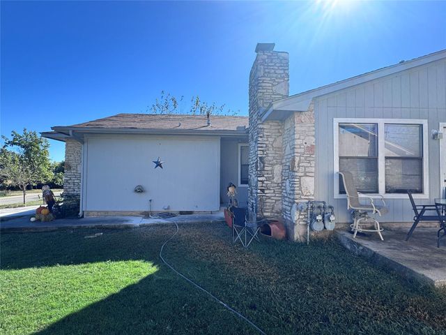 2709 Sunny LN, Taylor, TX 76574