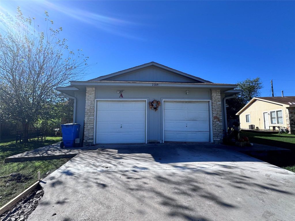 2709 Sunny LN, Taylor, TX 76574