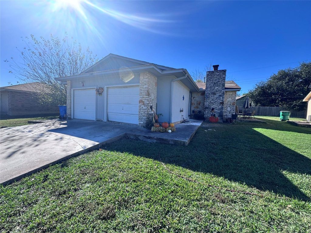 2709 Sunny LN, Taylor, TX 76574