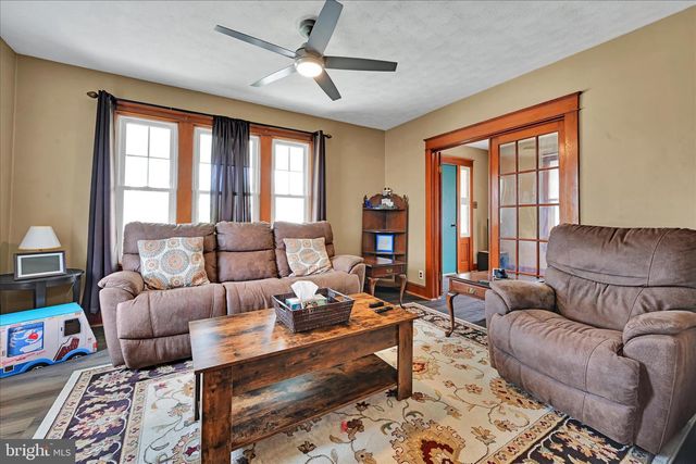 464 W MARKET ST, Hellam, PA 17406