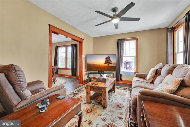 464 W MARKET ST, Hellam, PA 17406