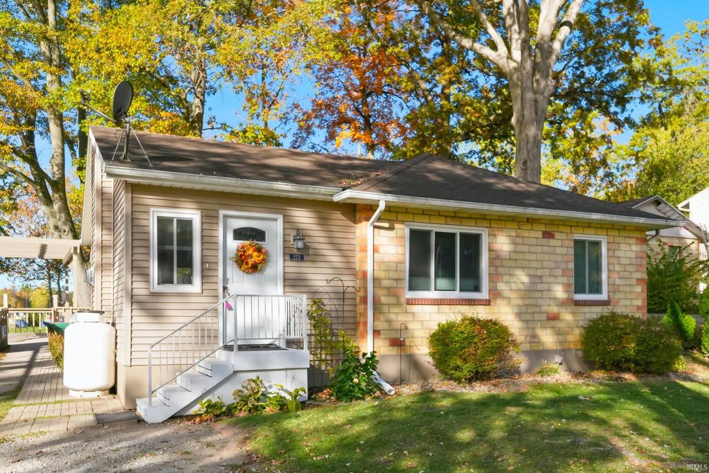 273 EMS R4 Lane, Pierceton, IN 46562