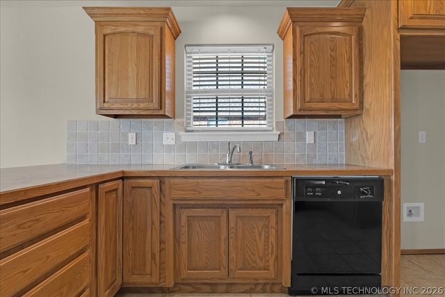 2405 W Quinton Street, Broken Arrow, OK 74011