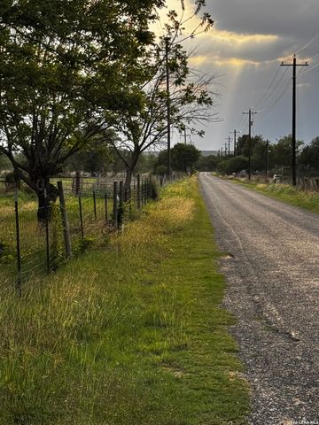1115 County Road 669, Devine, TX 78016