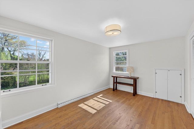 1044 Jonathan LANE, Bayside, WI 53217