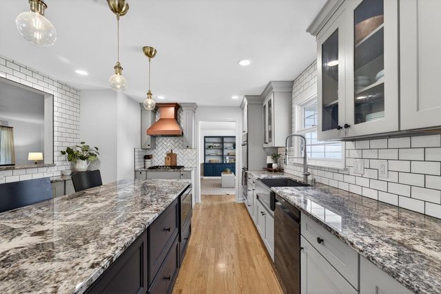 1044 Jonathan LANE, Bayside, WI 53217