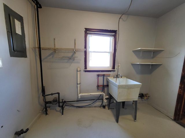 10124 Pelham Road, Taylor, MI 48180