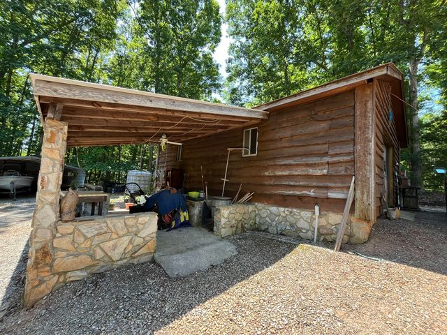 154 Snowden LN, Penhook, VA 24137