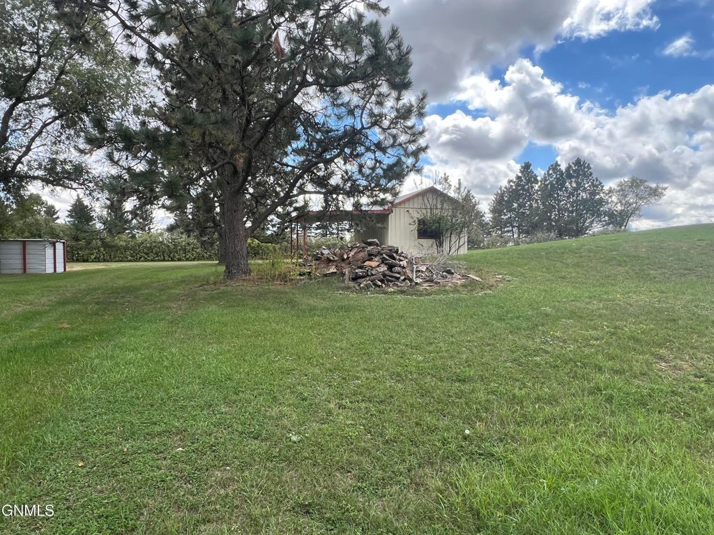 T Bd, Hettinger, ND 58639 photo 4