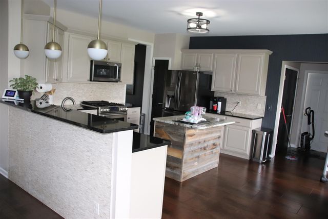 48871 Manhattan Circle, Canton, MI 48188