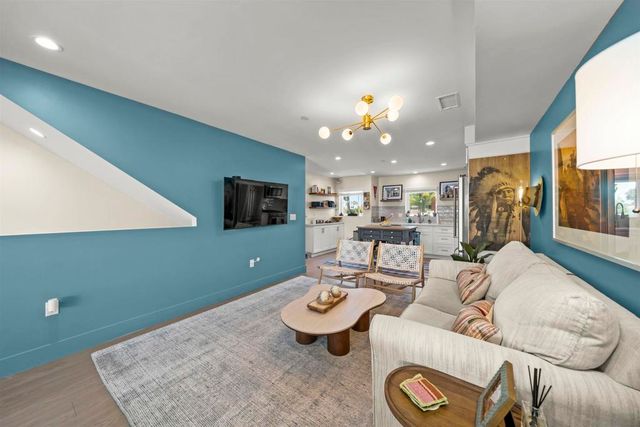 1952 Hornblend 6, San Diego, CA 92109