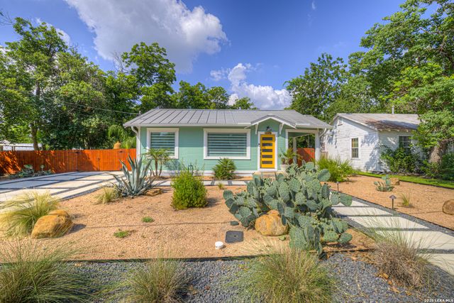 225 S LIVE OAK AVE, New Braunfels, TX 78130