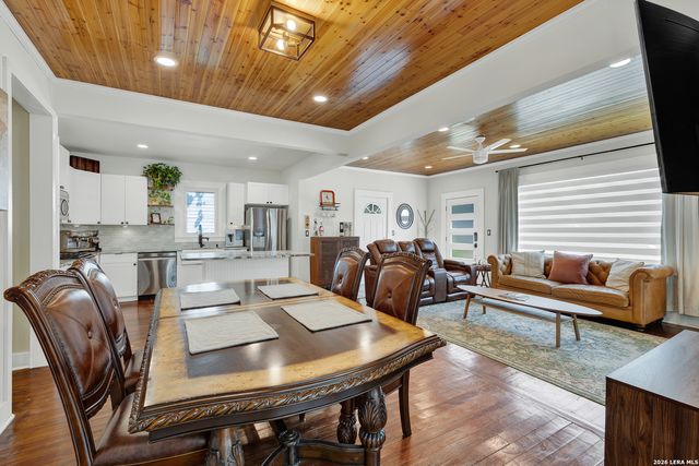 225 S LIVE OAK AVE, New Braunfels, TX 78130