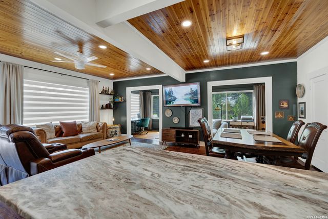 225 S LIVE OAK AVE, New Braunfels, TX 78130