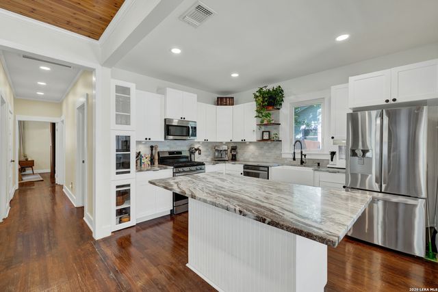 225 S LIVE OAK AVE, New Braunfels, TX 78130