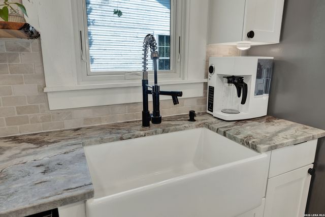 225 S LIVE OAK AVE, New Braunfels, TX 78130