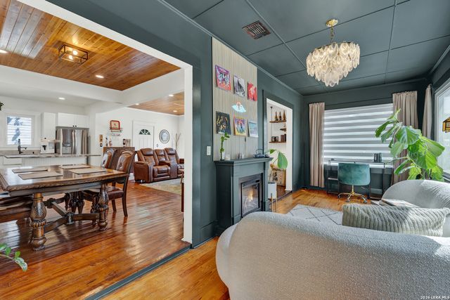 225 S LIVE OAK AVE, New Braunfels, TX 78130