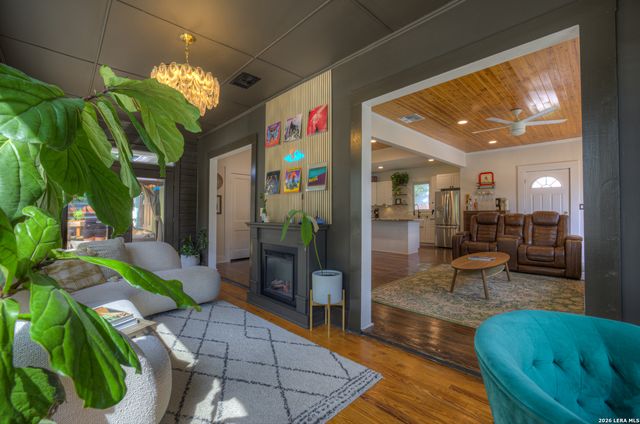 225 S LIVE OAK AVE, New Braunfels, TX 78130