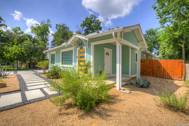 225 S LIVE OAK AVE, New Braunfels, TX 78130