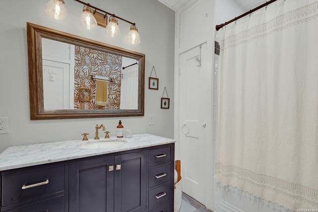 225 S LIVE OAK AVE, New Braunfels, TX 78130